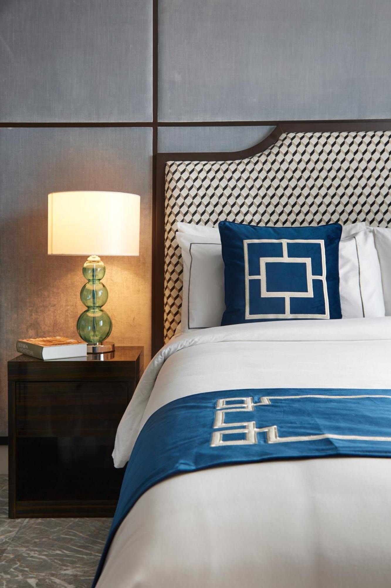 The Face Style Hotel Kuala Lumpur Bagian luar foto A bed with a throw pillow