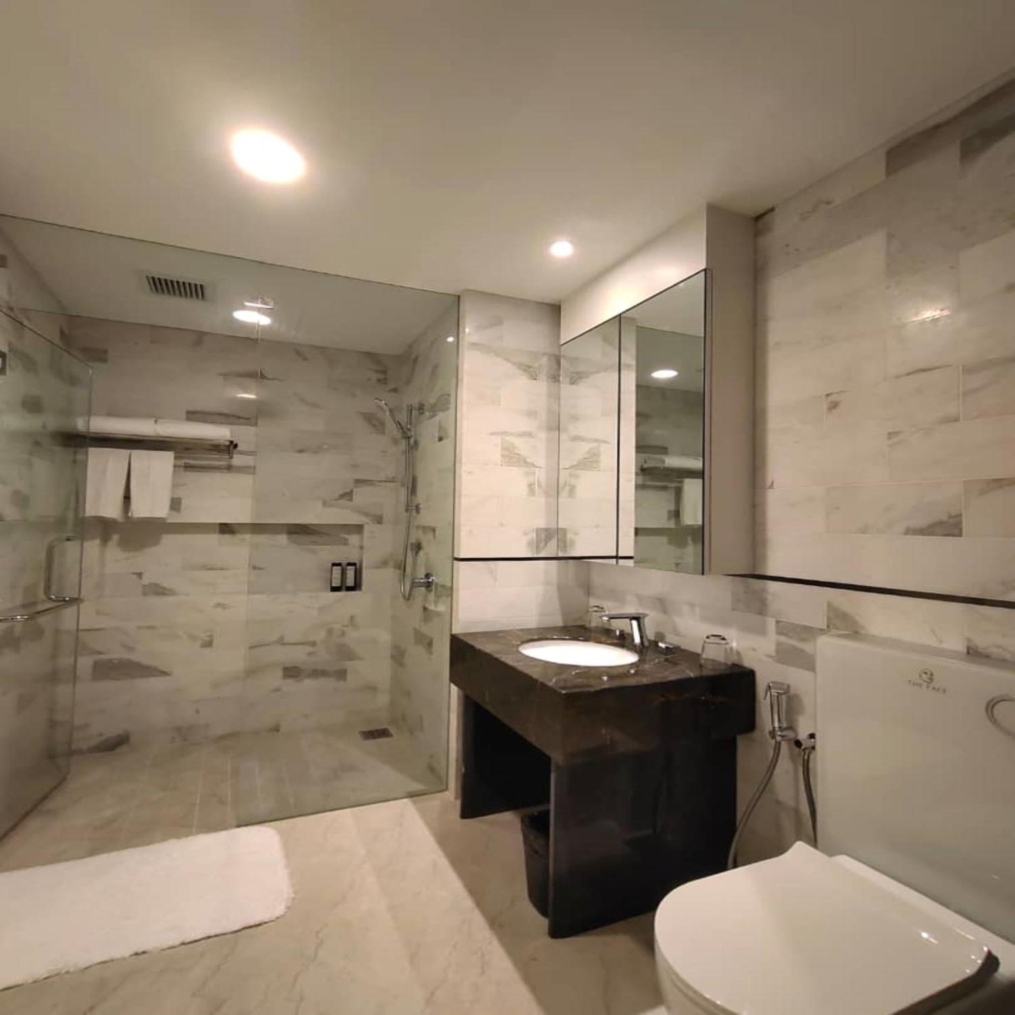 The Face Style Hotel Kuala Lumpur Bagian luar foto A bathroom in a hotel